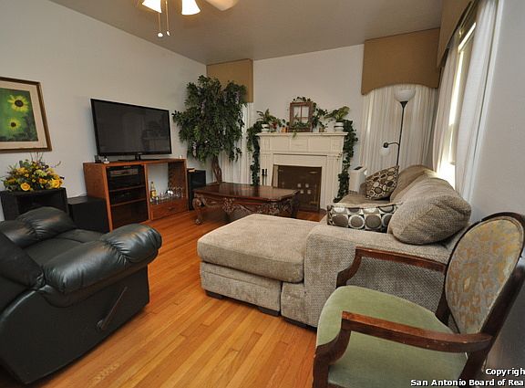 4th image of 102 Wildwood Dr E