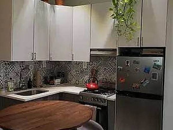 2nd image of 186 Quincy St #5