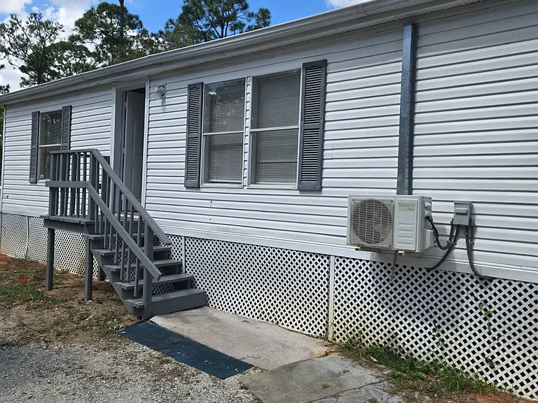 910 W Maxanna Blvd — Photo 2
