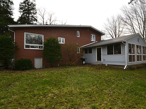4th image of 303 Country Club Dr
