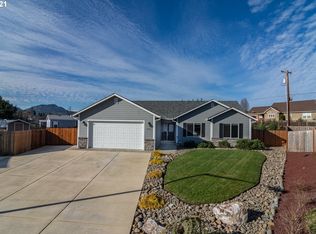 470 Serengeti Dr, Winston, OR 97496