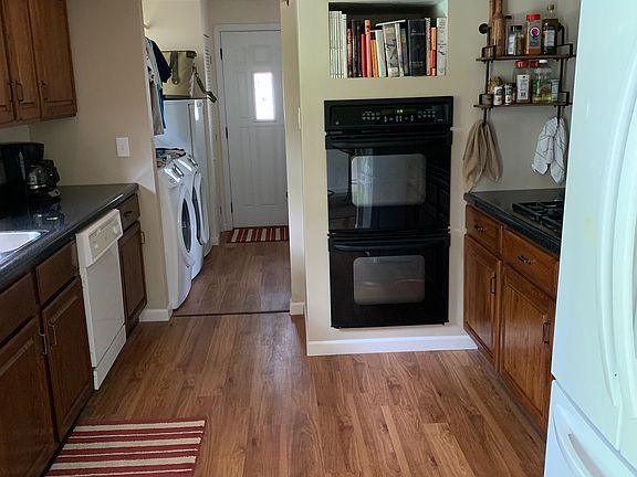 3rd image of 2 Hazelwood Ct