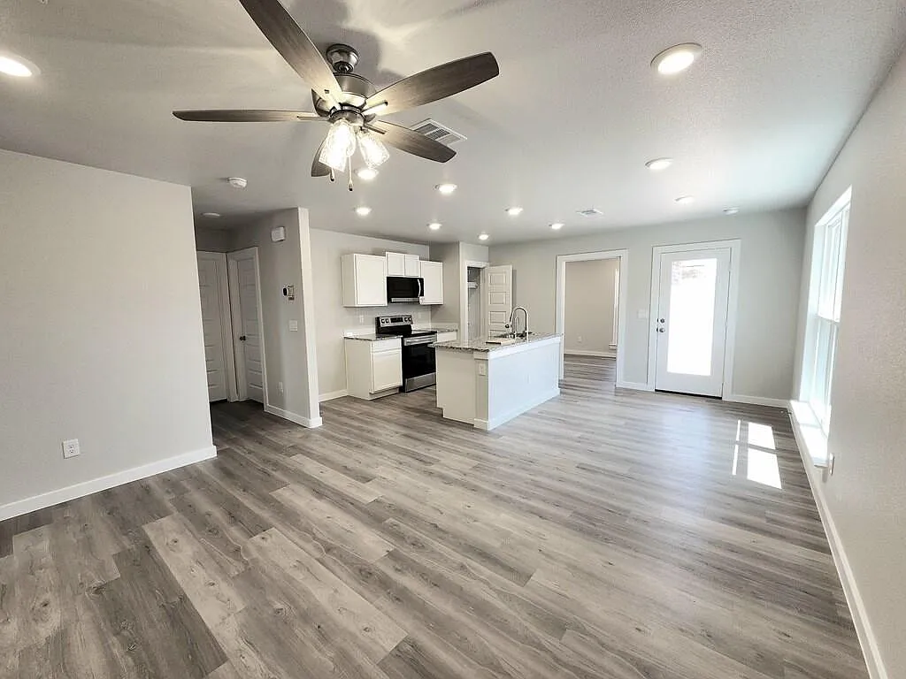 3 bed, 2.0 bath, 1100 sqft, $2,200 — Photo 2