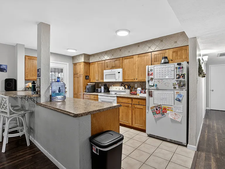 123 E Erie Dr — Photo 7