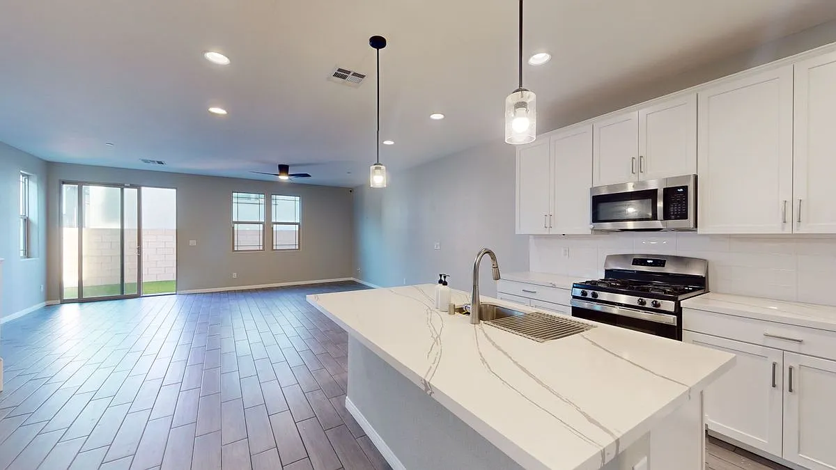 3 bed, 2.5 bath, 2167 sqft, $2,650 — Photo 2