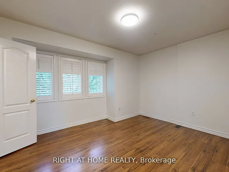 5160 Ravine Cres — Photo 20