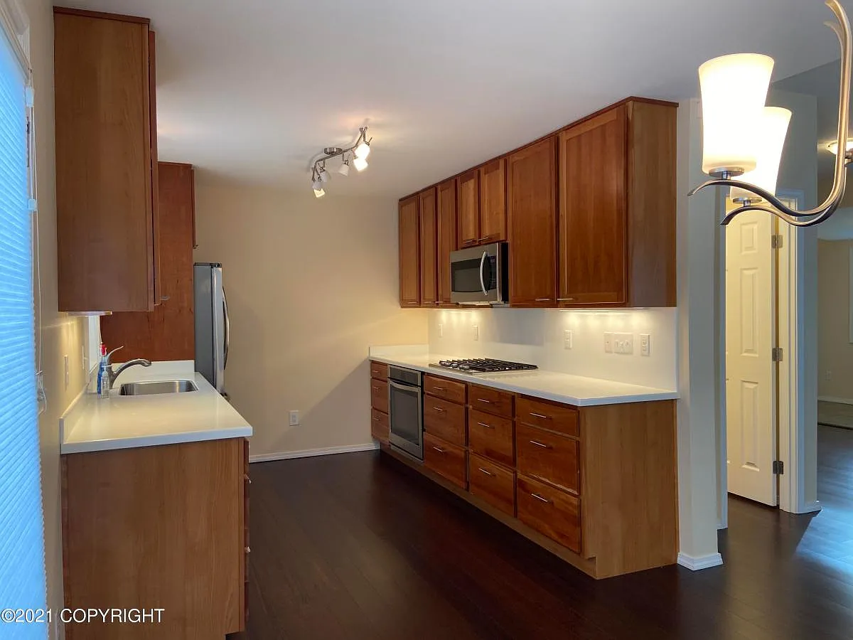 3 bed, 2.5 bath, 1618 sqft, $2,250 — Photo 2