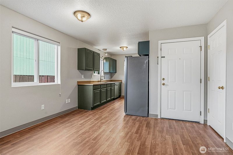 3rd image of 4581 Windemere Street