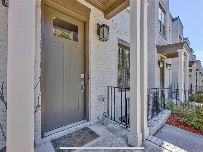 734 Taylor Ct NE — Photo 1