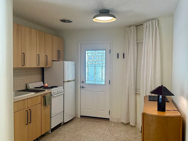 145 10th Ave N #1 — Photo 5
