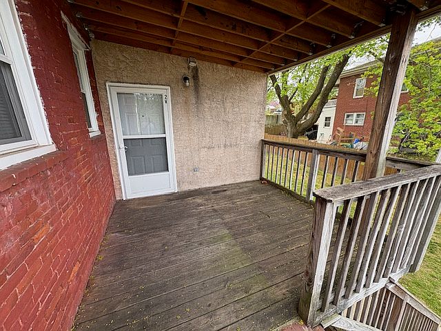 Entry and deck/sitting area