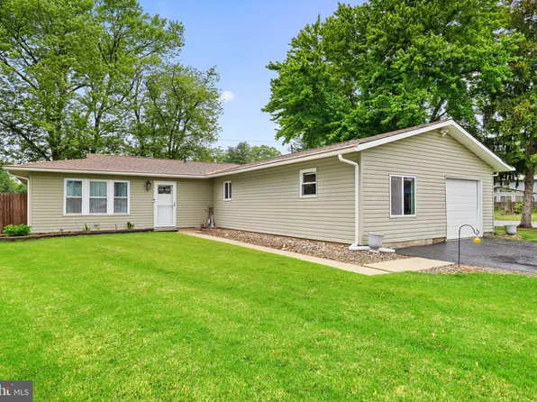 2 Buckingham Dr, Mount Holly, NJ 08060