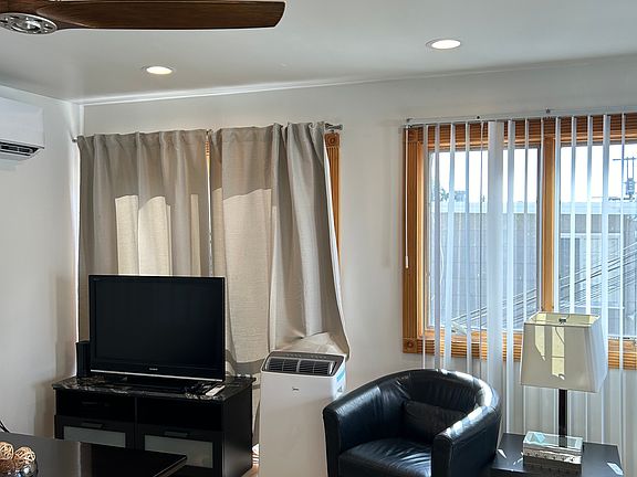 5th image of 6618 La Jolla Blvd
