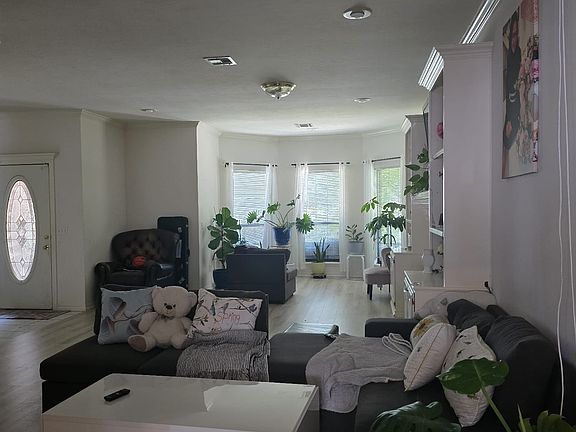 5th image of 819 NW 76th St