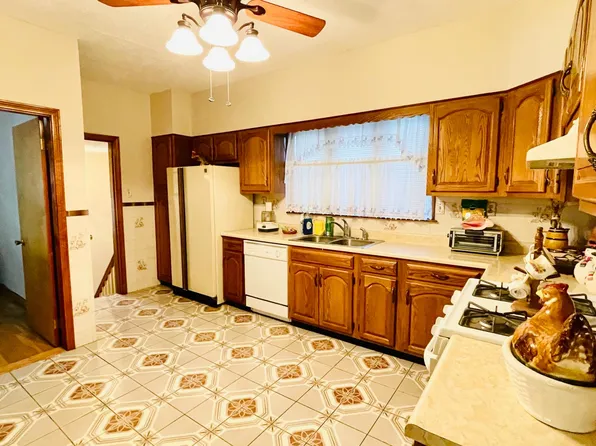 (undisclosed Address), Somerville, MA 02145