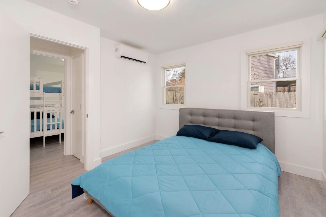  Bedroom with Queen Bed