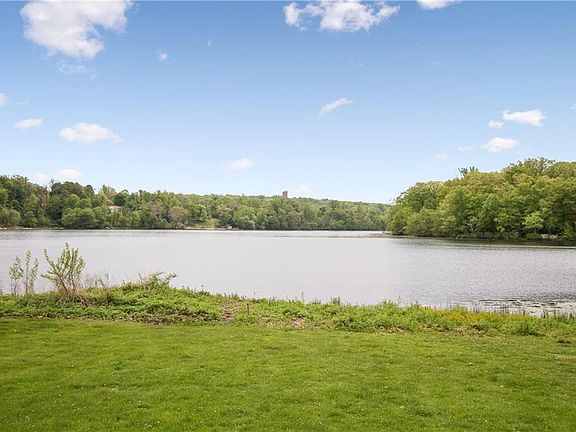 3rd image of 67 Tennis Court Ln