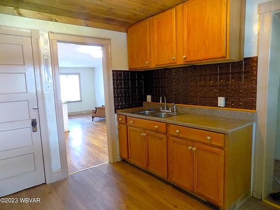 2nd image of 1547 Louisa St