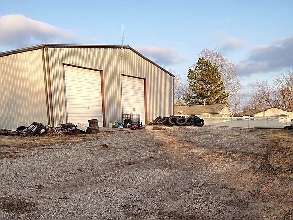 3rd image of 311 E Wanda Jackson Blvd