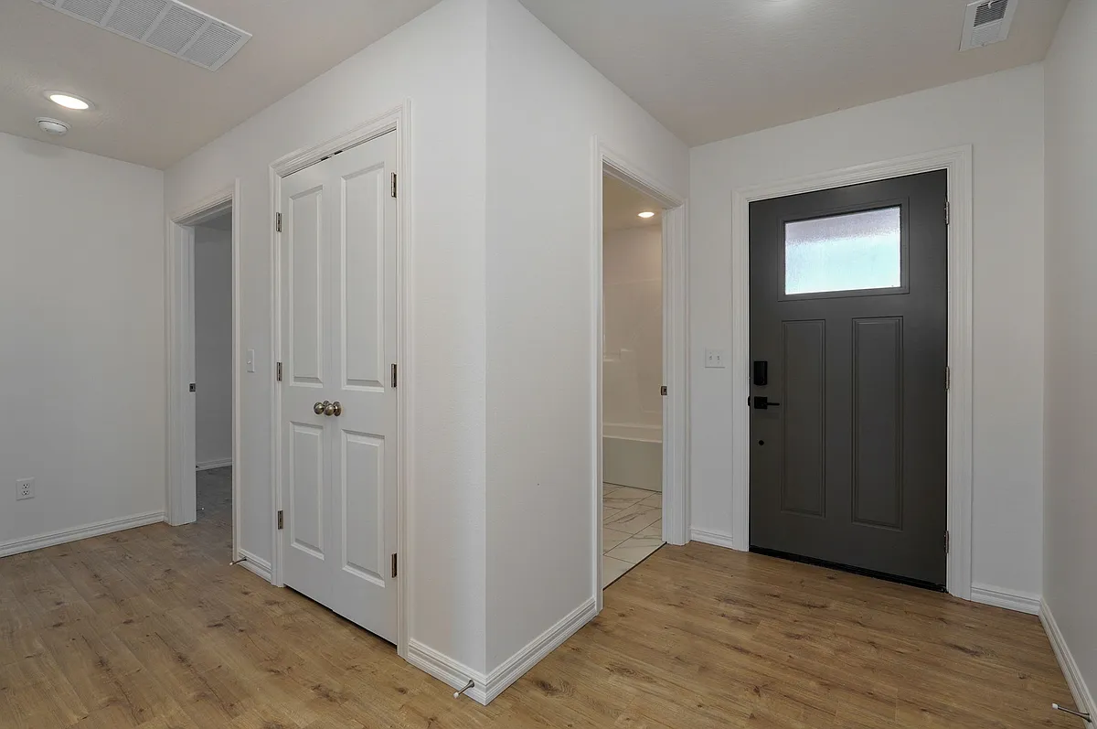 Building Photo - 867 S Silverwood Ln