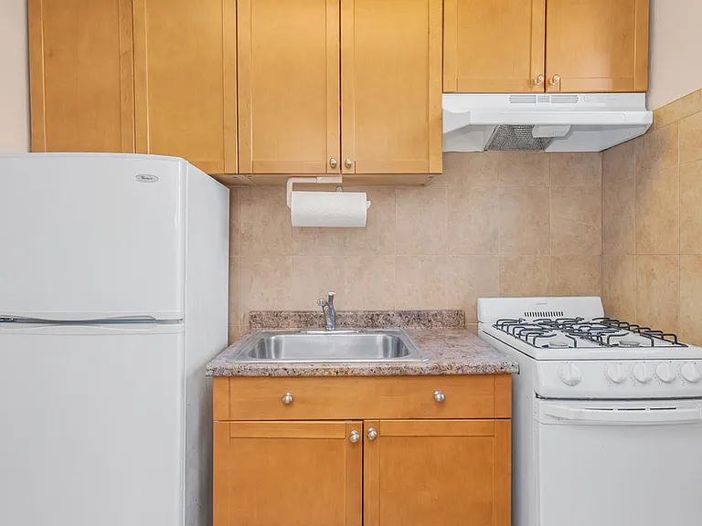 67-30 Dartmouth St #2G — Photo 2