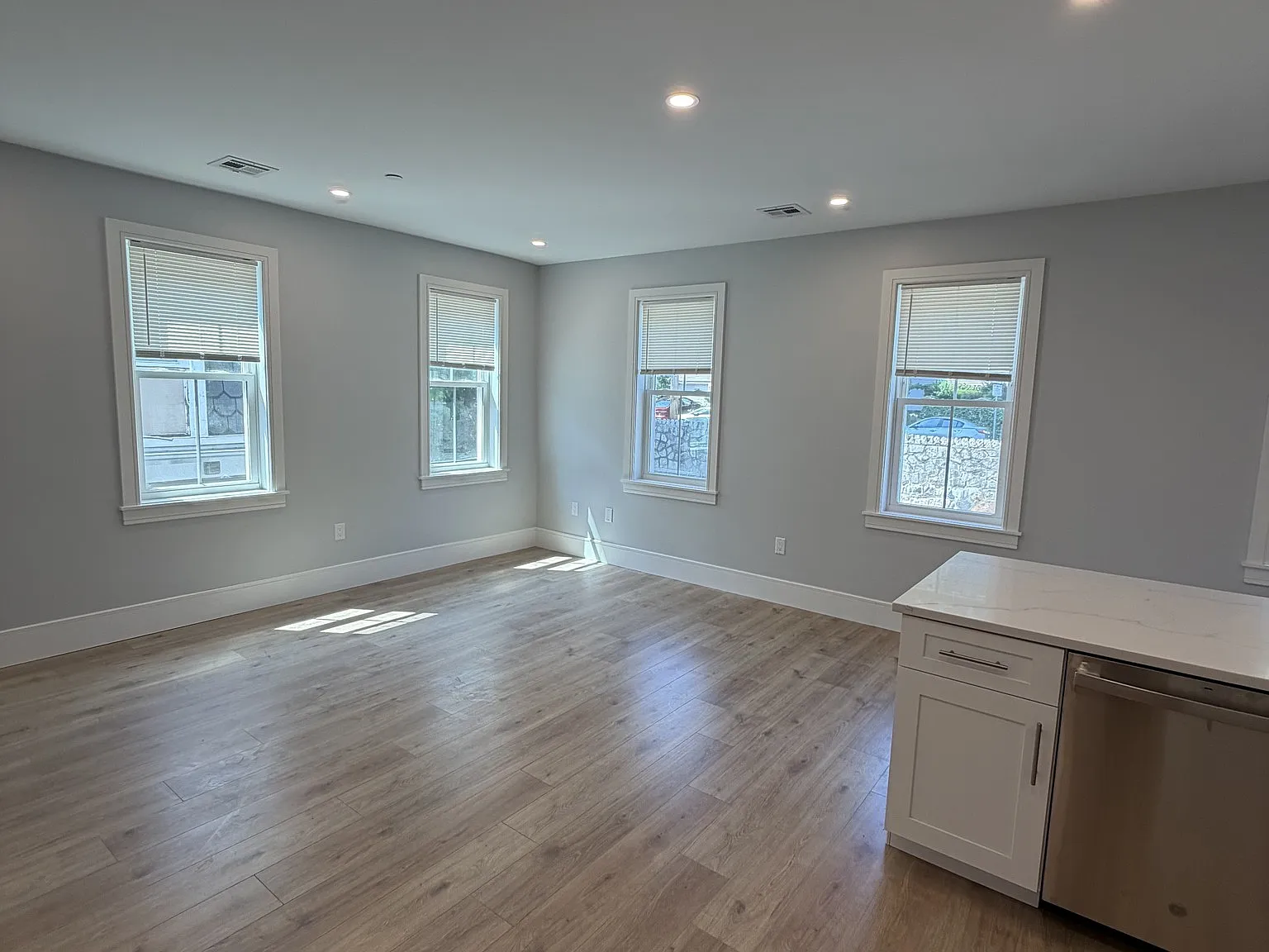 4 bed, 2000 sqft, $5,700 — Photo 4