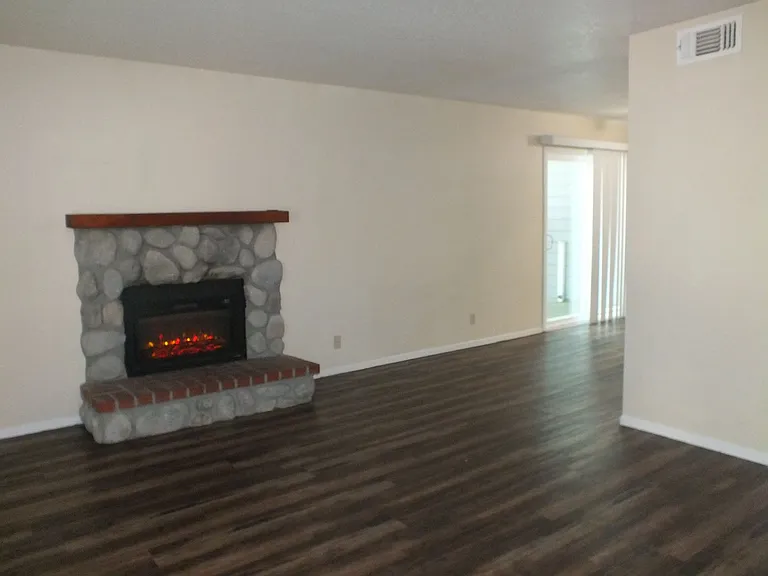 Cameron Park Townhouse apartments at La Crescenta Gardens — Photo 3
