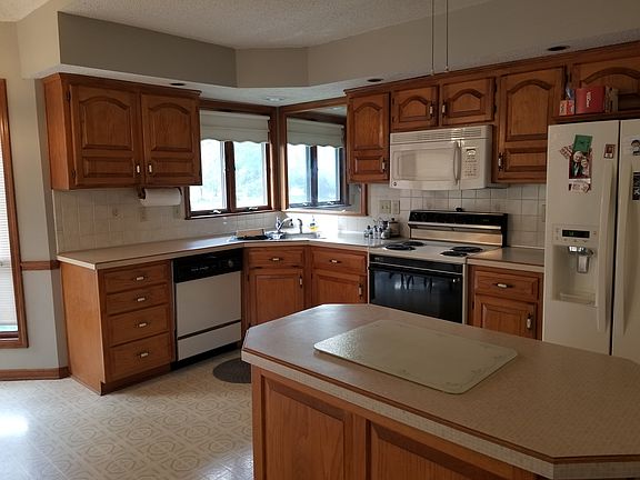 large kitchen w/ island