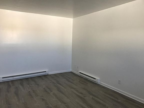 Living Room w/gorgeous new laminate floor