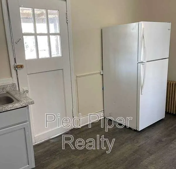 320 W Clark St — Photo 6