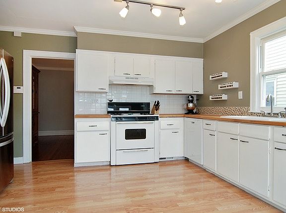 4th image of 815 Clarence Ave