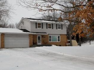 9550 Timberwood Rd, Chaska, MN 55318