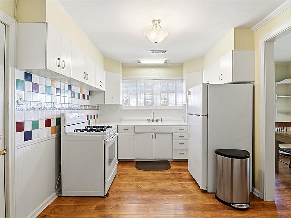 3rd image of 405 S White Oak Rd