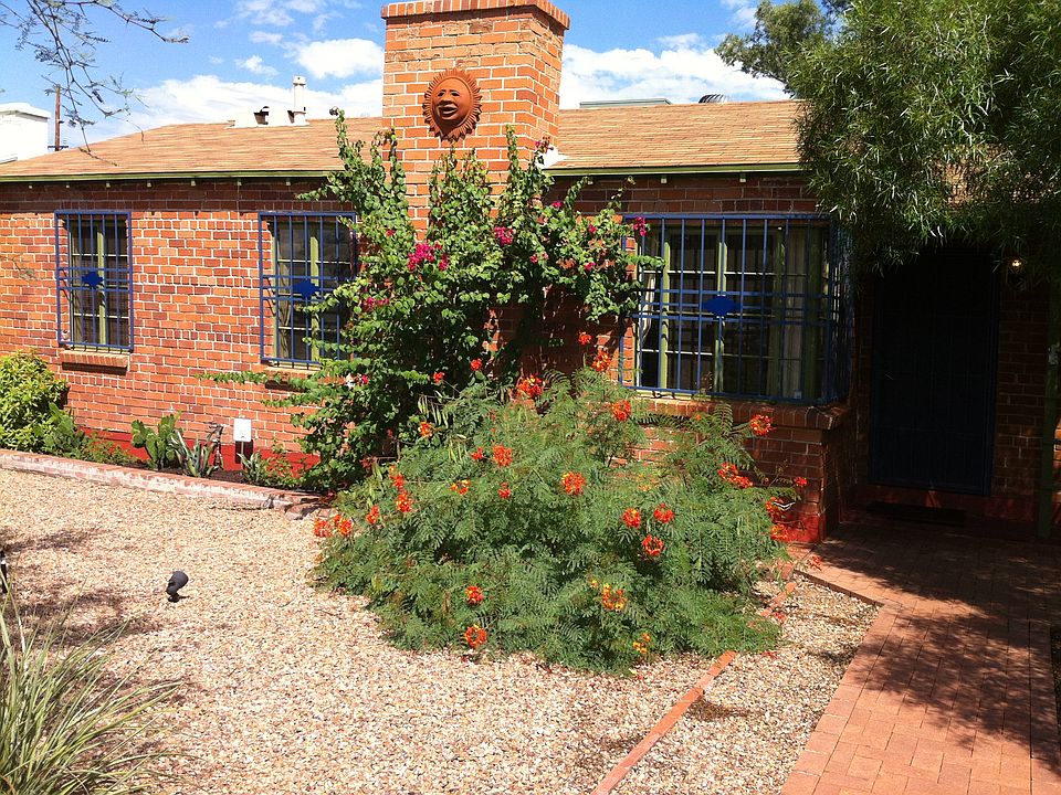 Front view large yard.