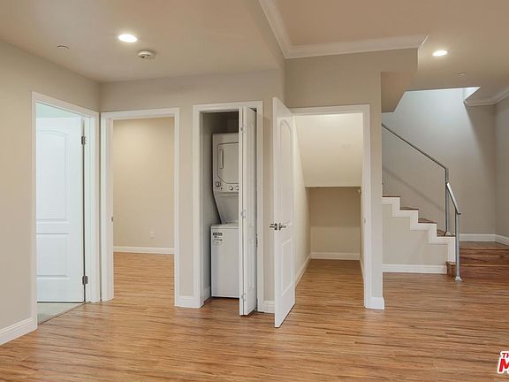 3rd image of 1850 1/2 S Barrington Ave