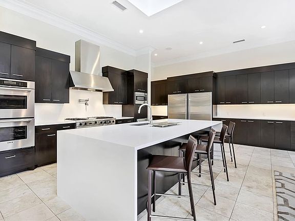 4th image of 5115 Royal Crest Dr