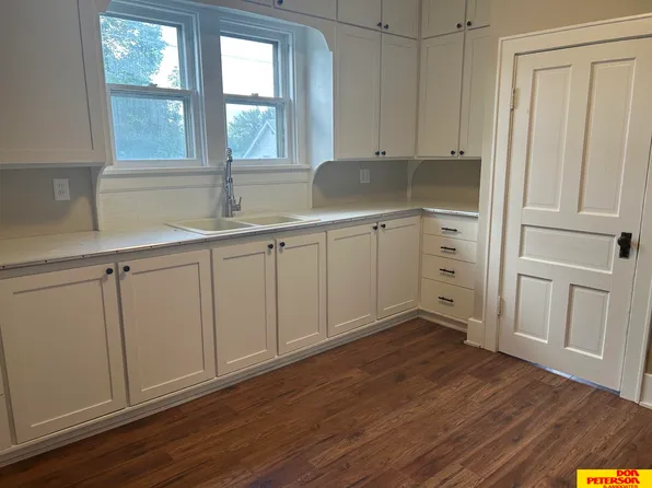 403 E 2nd St, Oakland, NE 68045