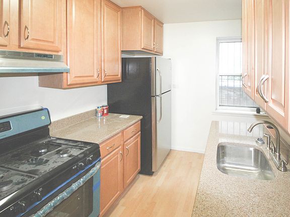 5th image of 1011 N La Salle Dr