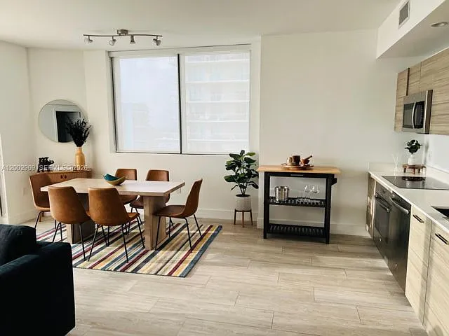 Building Photo - 121 NE 34th St #1709