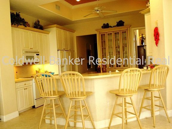 Open kitchen w/butlers pantry