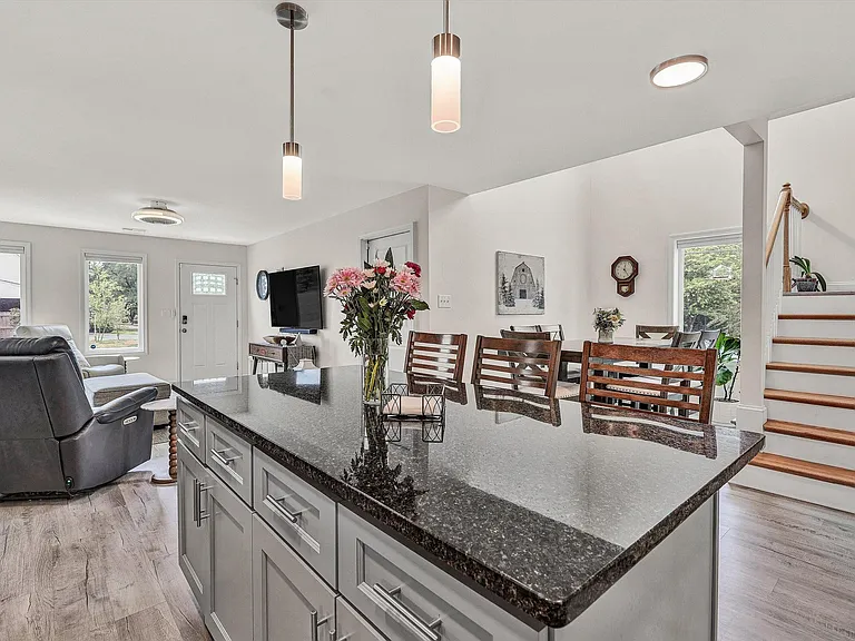 140 W Calhoun St — Photo 20