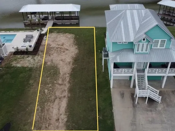 14 Alpha Slip Rd, Matagorda, TX 77457