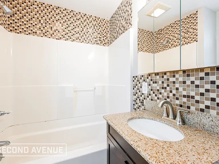 236 Grace Ave — Photo 20
