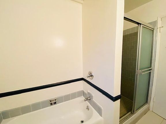 3rd image of 7611 Lexington Ave APT 4