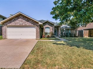 2305 Edinburgh St, Arlington, TX 76018