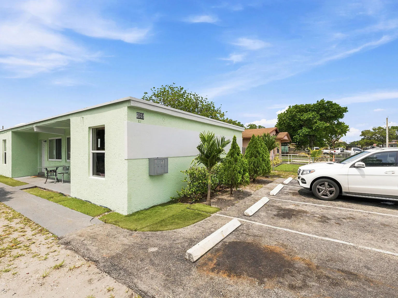 2 bed, 1.0 bath, 700 sqft, $1,900 — Photo 3