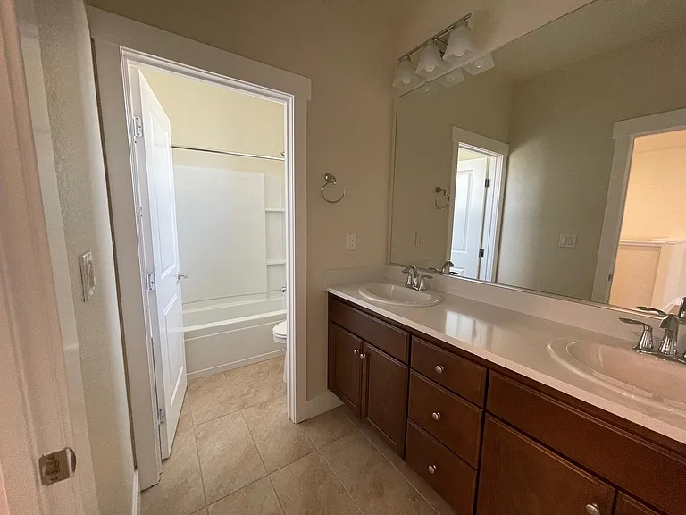 2292 Mozart Ave — Photo 8