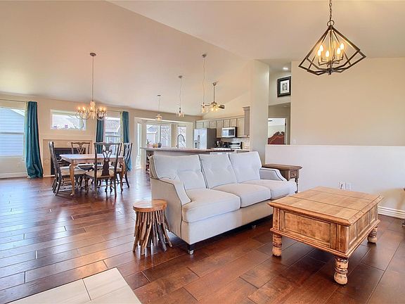 4th image of 215 Tartan Dr