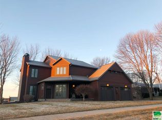 904 7th St SE, Orange City, IA 51041