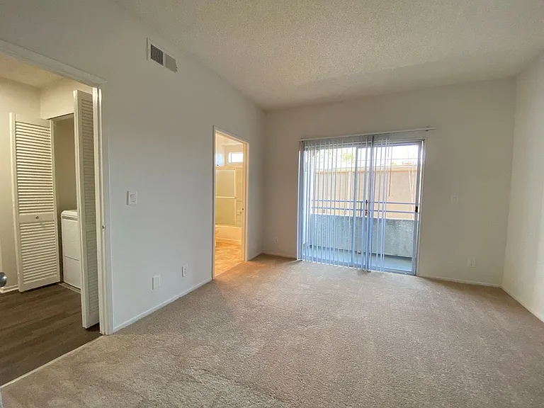 Farmdale Court Apartments — Photo 33